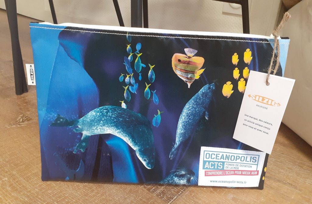 Océanopolis a récemment fait don de vielles bâches publicitaires extérieures au Fonds de dotation.