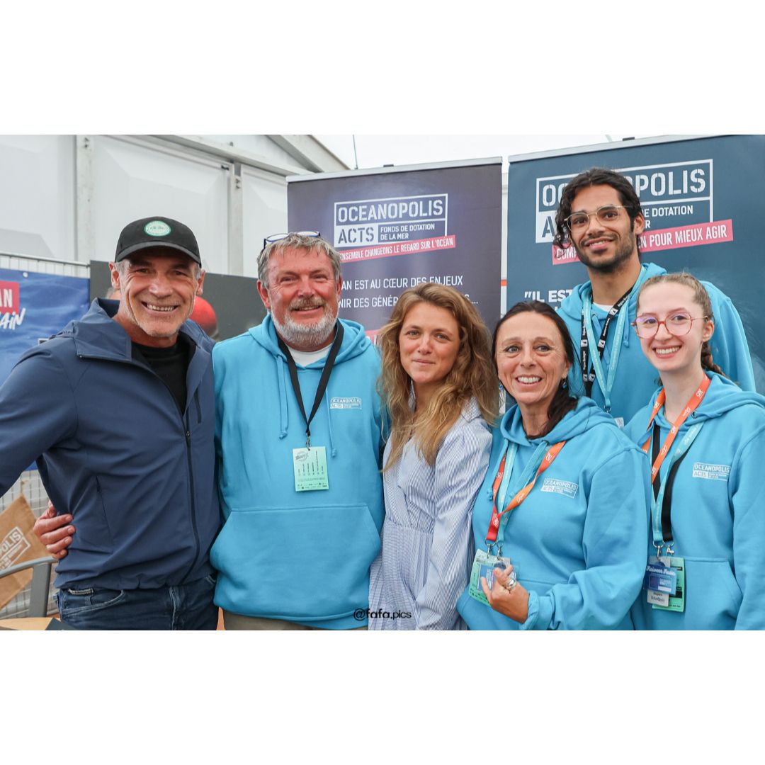 photo avec mike horn et marine barneiras et l'équipe d'océanopolis acts aux fêtes maritimes de Brest