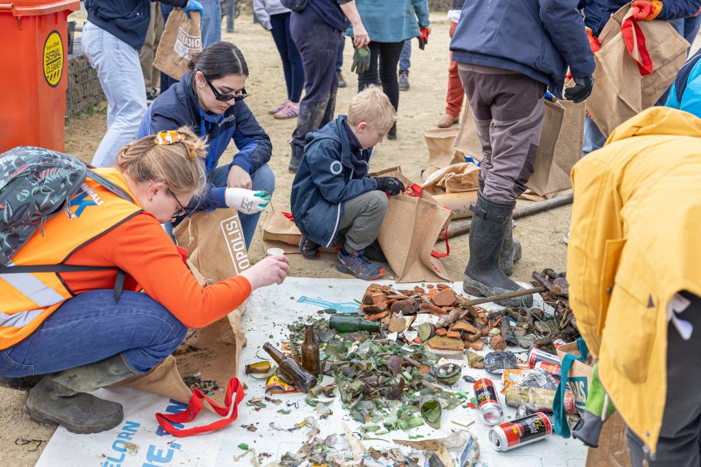 tri des déchets sur une bâche lors d'une collecte participative
